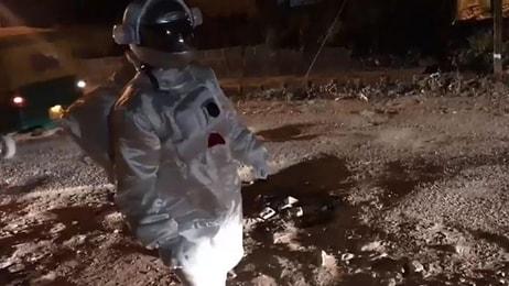 Daha İyi Yol İçin Astronot Kıyafeti Giyerek Ay'da Yürüyormuş Gibi Davranan Adamdan Müthiş Eleştiri Videosu!