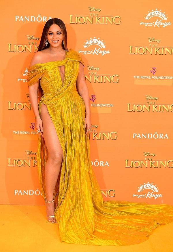 19. 2019 yılında The Lion King'in galasında seçtiği sarı elbiseyle göz kamaştırıyor.