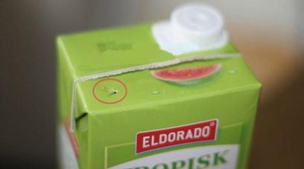 4. Meyve suyu ya da sütü karton kutuda aldıysanız, içeceği etrafa dökmemek için kutunun üstüne bir delik açın. Böylece içecek aniden boşalmayacak ve kontrollü dökülecektir.
