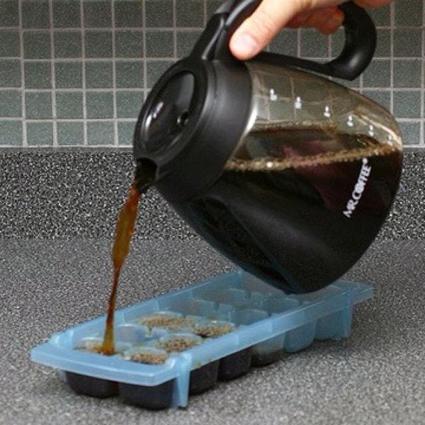 3. Evde soğuk kahve yapmak istiyorsanız, güzel bir tat yakalamanız için basit bir önerimiz var. Buzlukta demlenmiş kahveden yaptığınız buz kalıpları bulundurun, bu şekilde buzlu kahvenizin sulanmasını önlemiş olursunuz.