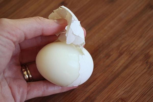 6. Konu yemekten açılmışken sizlere bir öneri daha: yumurta haşlarken suyun içine bir çay kaşığı kabartma tozu koyun. Bu sayede kabuğu soyarken zorlanmazsınız.