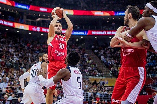 Maçın bitimine 12.3 saniye kala Ersan İlyasova'nın basketiyle Türkiye maçta ilk kez 81-79 öne geçti.