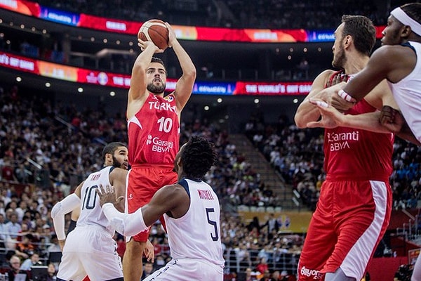 Maçın bitimine 12.3 saniye kala Ersan İlyasova'nın basketiyle Türkiye maçta ilk kez 81-79 öne geçti.