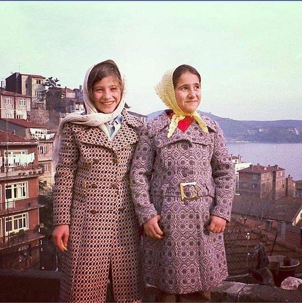 5. Sarıyer sırtlarında gülümseyen iki kız çocuğu, İstanbul, 1970.
