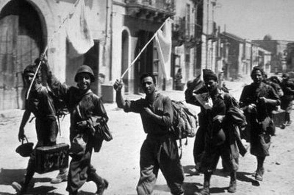 1943 - II. Dünya Savaşı sırasında müttefiklerin istilası üzerine İtalya, koşulsuz teslim oldu.