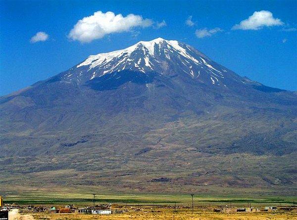 1952 - Türk dağcıları Ağrı Dağı'nın zirvesine ilk kez tırmandılar.