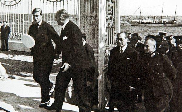 1936 - İngiltere Kralı VIII. Edward, İstanbul'da Atatürk'ü ziyaret etti.