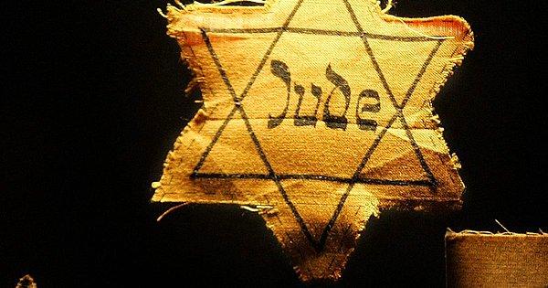 1939 - Nazi Almanyası tüm Yahudi vatandaşların "sarı Yahudi yıldızı" taşımasını zorunlu kıldı.