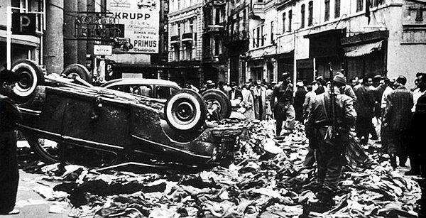 1955 - İstanbul'da 6-7 Eylül Olayları. Selanik'te Atatürk'ün doğduğu evin bombalandığı yolundaki yanlış haber gerekçe gösterilerek başlatılan ve iki gün süren İstanbul ve İzmir'deki gösteriler, Rumlara yönelik bir tahrip ve yağma hareketine dönüştü. İstanbul ve İzmir'de sıkıyönetim ilan edildi.