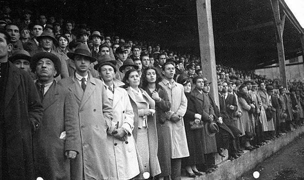 20. Taksim Stadı'nda maç izleyen taraftarlar, İstanbul, 1934.