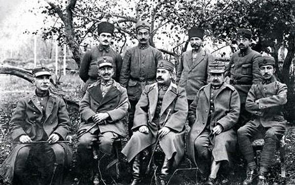 Yunan subayları ile birlikte Uşak’ta Mustafa Kemal Paşa’nın huzuruna çıkarılan Trikopis, Gazi’nin beraberindeki Fevzi Paşa ve İsmet Paşa tarafından ayakta karşılandı.