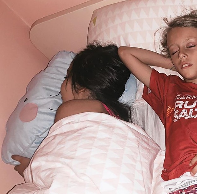Ünsal, minik Almira'yı kendi çocukları Leyla, Sare, Civan ile tanıştırdı. Birlikte uyudular,