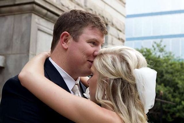 3. Когда невеста серьезна, а жених еле сдерживает смех