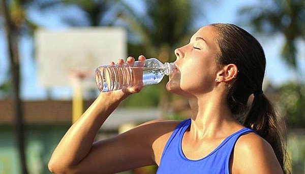 4. Pet şişeden su içmek