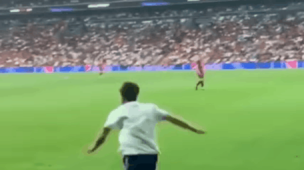 62. YouTube kanalı 'Deli mi Ne?'nin sahibi Fester Abdü'nün UEFA Süper Kupa'da sahaya atlaması