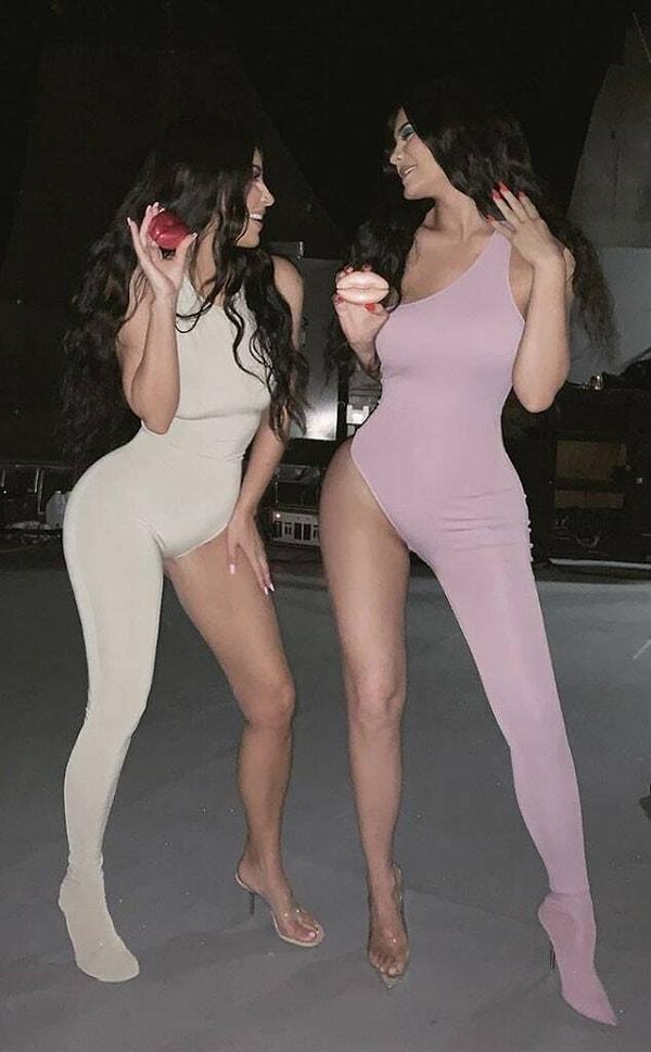 Kylie Jenner'ın ablası Kim Kardashian'ın parfüm markası için yaptığı işbirliğinin çekimlerinde giydikleri bir örnek tulum, geçtiğimiz ay çok konuşuldu.