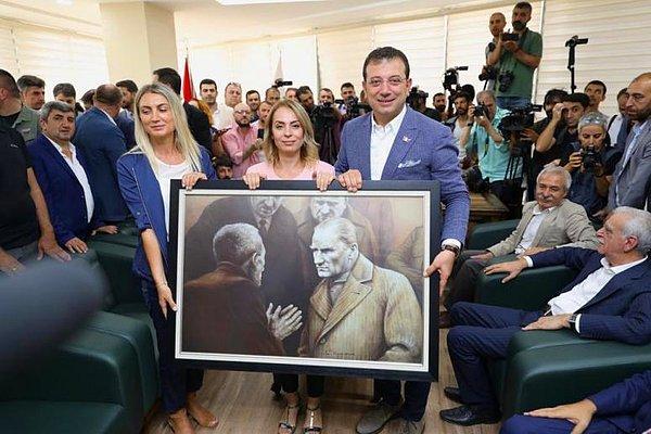 Soylu, İmamoğlu'nun HDP'li belediye başkanı Kezban Yılmaz'a Atatürk portresi hediye etmesini ise 'Atatürk'le neyi kapatmaya çalışıyorsunuz' sözleriyle eleştirdi.