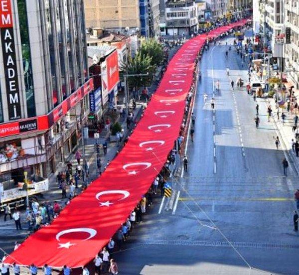 Türk ordusunun İzmir’e girerken kullandığı tarihi güzergahta düzenlenen yürüyüşte gaziler ile Anafartalar ve İkiçeşmelik caddelerini takip eden İzmirliler, 350 metre uzunluğundaki dev Türk bayrağını taşıdı.