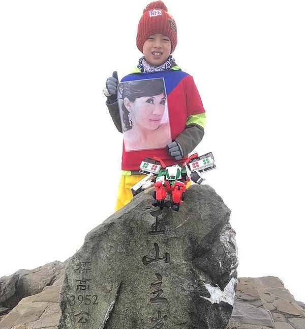 7. 8 yaşındaki Tayvanlı bir çocuk, vefat eden annesi için 2500 mil yüksekliğinde bir dağa tırmandı. Bunun onu annesine yaklaştıracağını düşünüyor.