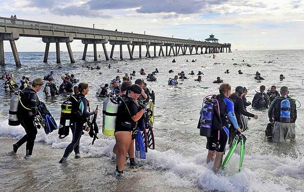 14. Florida'da 633 dalgıç dünya rekoru kırdı: Sudan yaklaşık 740 kilo çöp ve 30 kilo olta ipi çıkardılar!