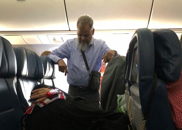 İddiaya göre adam 6 saat ayakta dikilirken kadın uçakta 3 koltuğu kaplayacak şekilde uyuyordu.