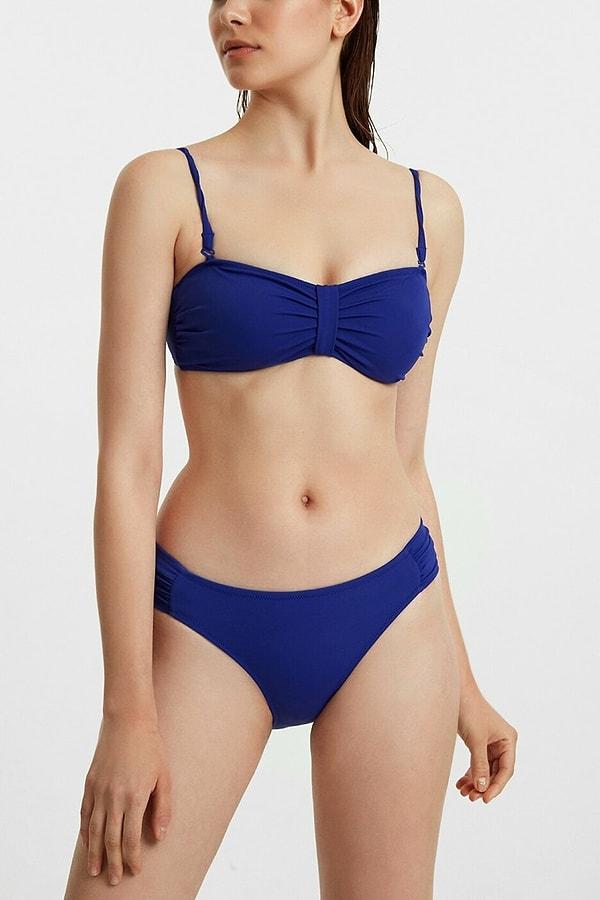 2. Bu sene straplez olan her şey çok moda! mavi straplez bikini beach modası için ihtiyacınız olan tek şey! 🏖