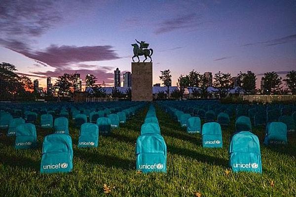 Savaşlarda ölen çocukları anmak adına, UNICEF 3 bin 758 okul çantasından oluşan temsili bir mezarlık yaptı. Amaç dünya liderlerinin dikkatini savaşlarda hayatlarını kaybeden çocuklara çekmek.
