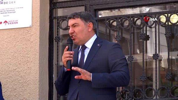 Kocaeli'de Dilovası Belediye Başkanı Hamza Şayir, makam aracını satarak, ilçedeki 12 bin öğrenciye kırtasiye yardımında bulundu.
