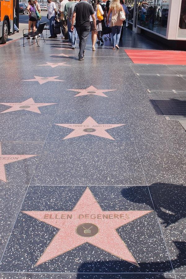 5. Hollywood Walk of Fame'de yıldızınızı almak aslında oldukça uzun ve zor bir süreç. Hatta tam olarak 40.000 dolara mal oluyor.