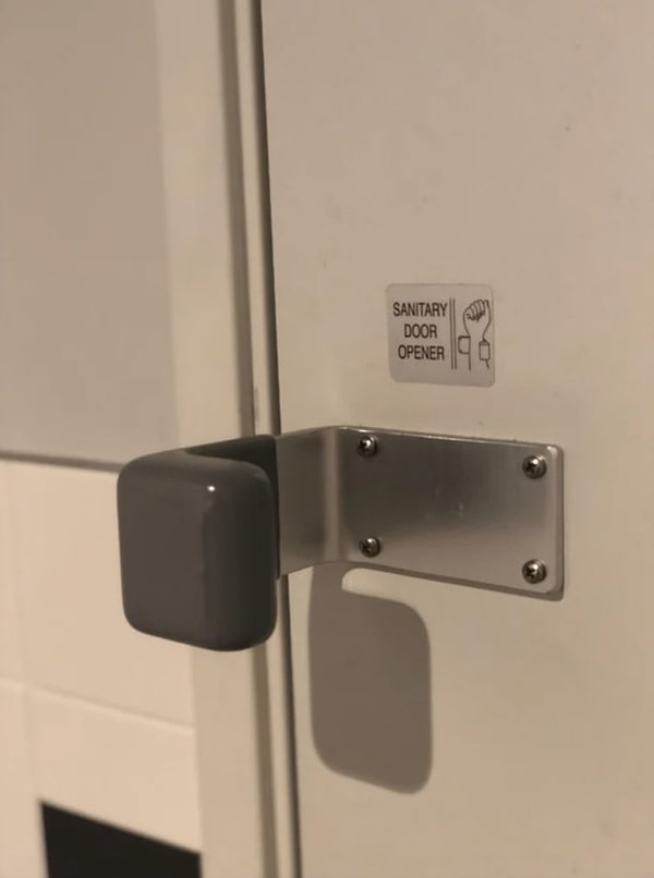 1. В ванной комнате этого бара есть ручка, позволяющая избежать микробов.