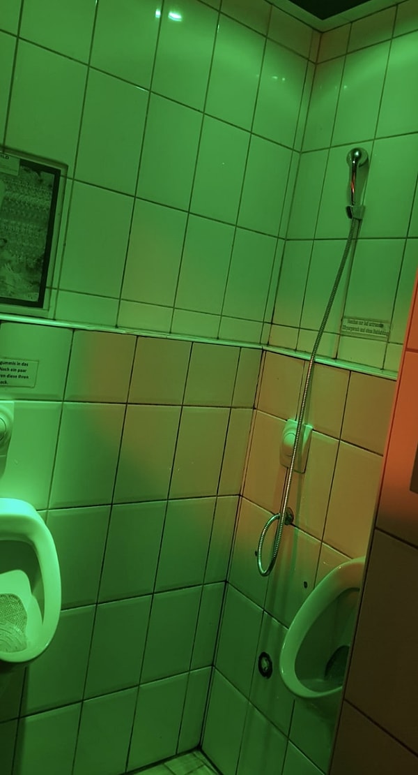 2. В то время, как в этом баре существует бесполезная выдвижная насадка для душа (Может на случай, если слив не будет работать?)