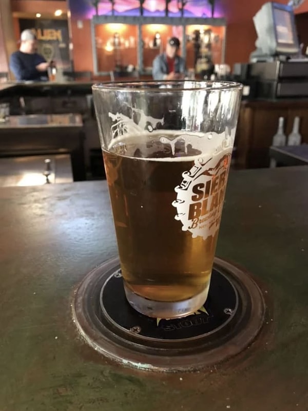 3. Этот бар имеет встроенные охлажденные подставки, чтобы напитки надолго оставались прохладными.