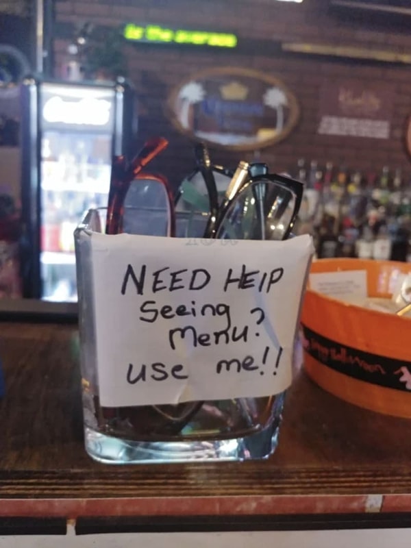 5. Этот бар обеспечивает очками тех, кто плохо видит (и забыл свои очки дома).