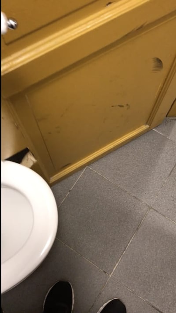 12. Между тем, этот бар столкнулся с некоторыми проблемами, когда пытался установить дверь в ванной комнате, и ему пришлось проявить немного смекалки.