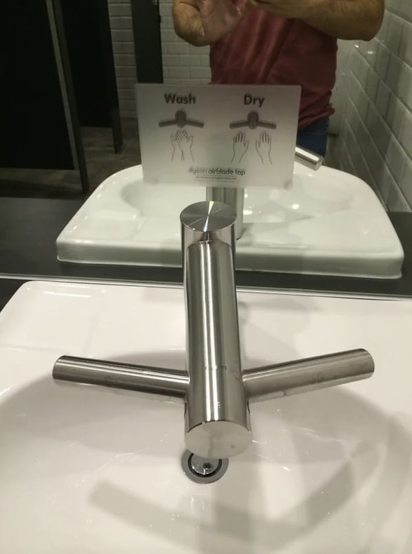 13. Раковина в ванной комнате этого бара оснащена сушилкой, которая встроена прямо в кран. Гениально!