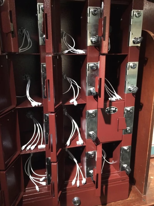 21. В этом баре вы можете арендовать шкафчик для безопасного хранения вещей и зарядки своего телефона.