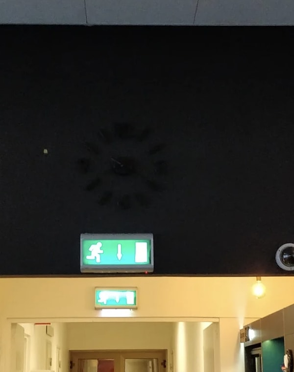 22. Между тем, в этом баре лучшая технология, которую они имеют - это черные часы, подвешенные на черной стене.