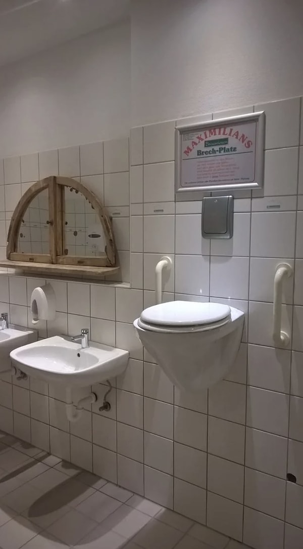 23. Этот бар имеет специальный туалет в ванной комнате, на случай, если вы выпили лишнего.