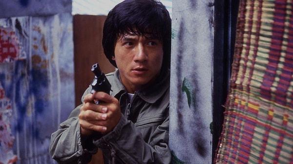 10. Jackie Chan'in bir dönem başı mafyayla fena halde beladaymış. Çin'deki film endüstrisini avucunun içine alan suç örgütü, Chan'den haraç kesmek istemiş.