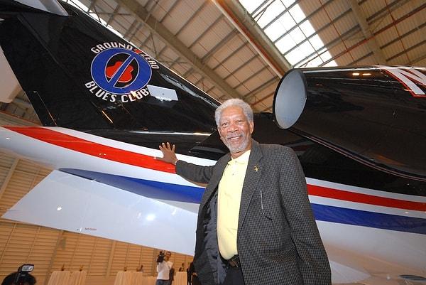 12. Deneyimli aktör Morgan Freeman, istediği an kendi uçağını uçuracak donanıma sahip çünkü üşenmeyip 65 yaşında pilotluk lisansı almayı başarmış.