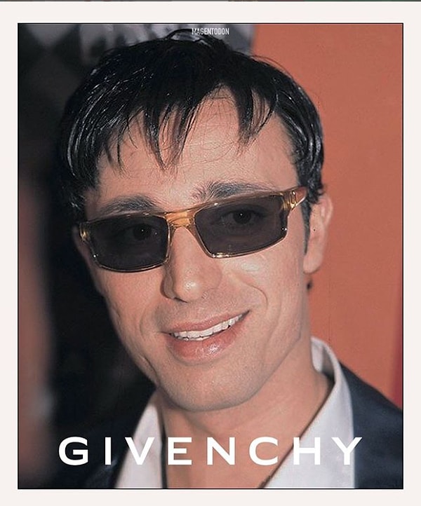 1. Onun Givenchy'si var.