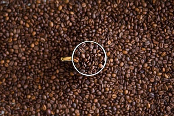 12. Kafeinin ömrü 12 saattir. Yani sabah içtiğiniz kahvedeki kafeinin yarısı gün ortasında hala vücudunuzda etki gösteriyordr.