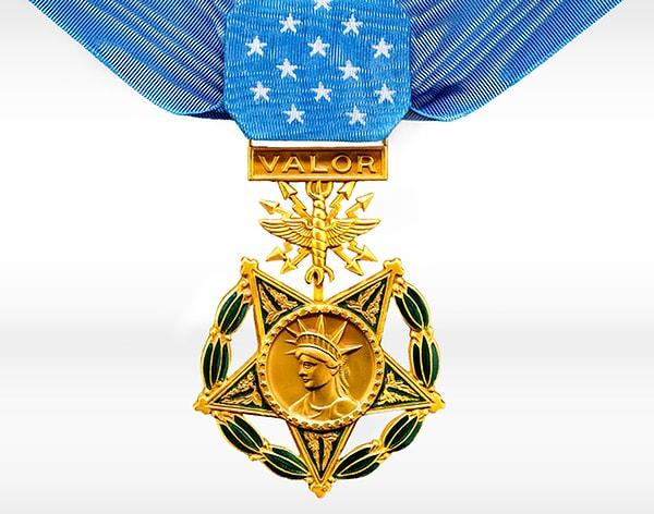 4. 1996 yılında Onur Madalyası kazanmadığı halda madalya takan bir adama, hayattaki tüm madalya sahiplerine özür mektupları yazma cezası verilmiştir.
