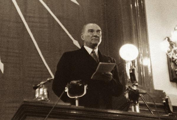 1923 - Cumhuriyet Halk Partisi, Mustafa Kemal Atatürk tarafından kuruldu.