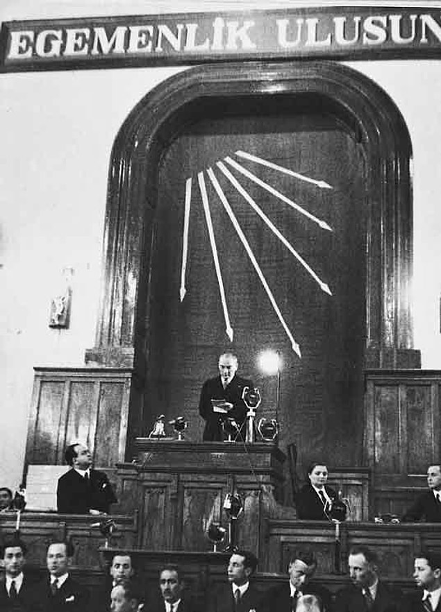 1922 - Mustafa Kemal, Ankara'da görüştüğü Hâkimiyet-i Milliye ve Yenigün gazetelerinin muhabirlerine, Halk Fırkası'nı kuracağını açıkladı.
