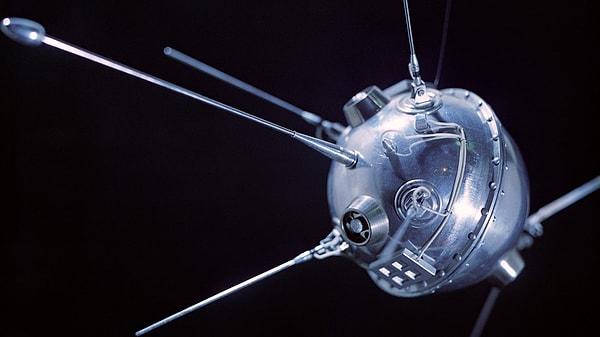 1959 - Sovyetlerin insansız uzay roketi Luna 2, Ay'a ulaşan ilk insan yapımı cisimdi ancak Ay'ın zeminine çakıldı.