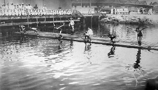 1923 - Türkiye'de ilk yüzme yarışı, Galatasaray Kulübünce İstanbul-Büyükada'da düzenlendi.