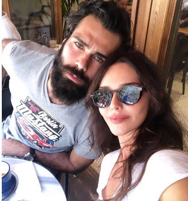 Bugünse aşklarını ilan ederlercesine Dinç Aydoğdu ve Hande Ataizi Instagram hesaplarından bu fotoğrafı story olarak paylaştılar.