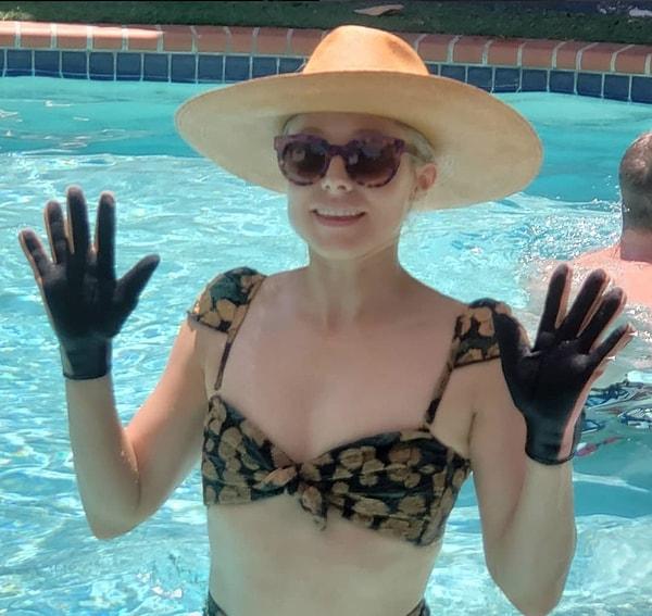 3. Ünlü oyuncu Kristen Bell, suda parmaklarının buruşmasına dayanamadığı için denize ve havuza girerken eldiven kullanıyor.