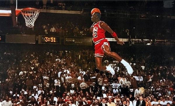 11. "Bir şeyi başarmaya çalışıyorsan karşına engeller çıkacaktır. Benim de karşıma çıktı, herkesin çıkıyor. Ama sizi durdurmak zorunda değiller. Eğer bir duvarla karşılaşırsanız arkanızı dönüp gitmeyin. Nasıl tırmanacağınızı, aşacağınızı ya da etrafından nasıl dolaşacağını düşünün." – Michael Jordan